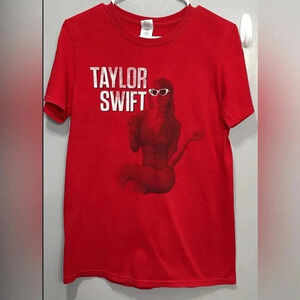2013 Taylor Swift International Red Tour Concert Gildan T-Shirt SM